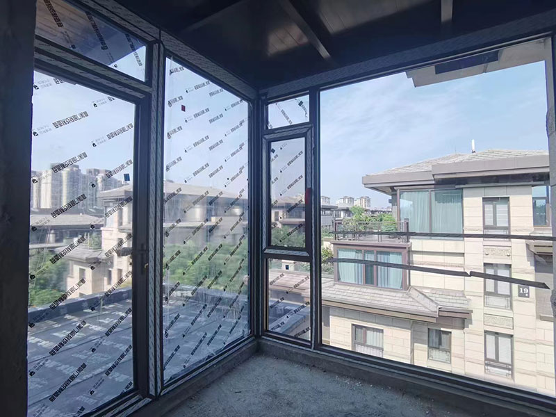 系統(tǒng)窗施工現(xiàn)場