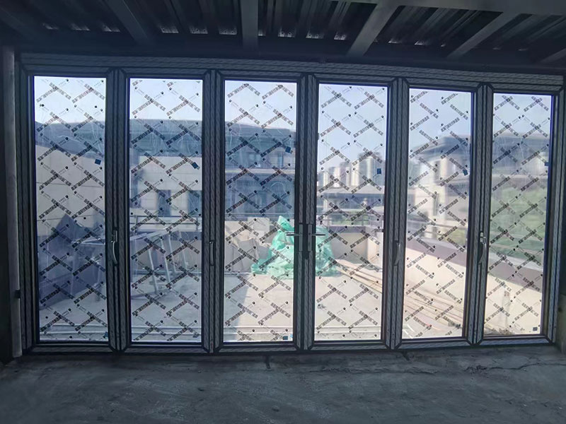 系統(tǒng)門窗施工現(xiàn)場